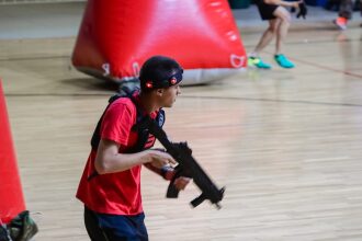 Молодой игрок LASERWAR в движении с оружием.